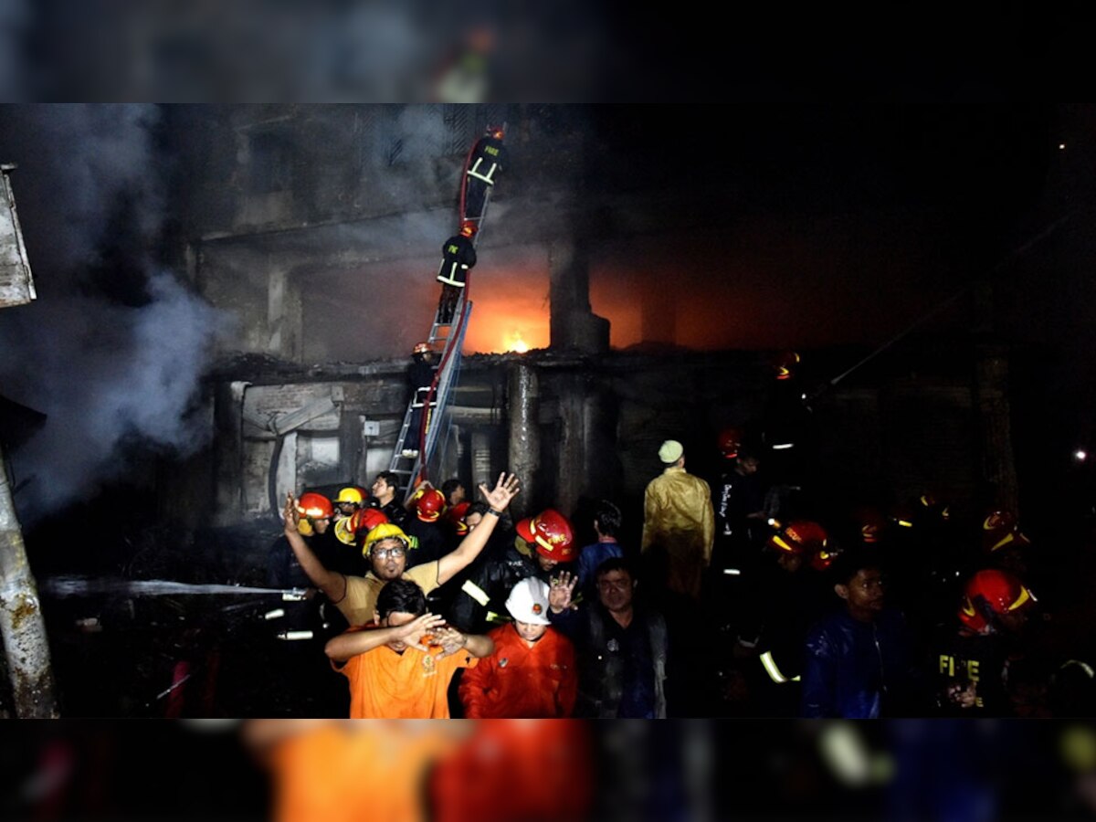 ढाका की इमारत में लगी आग. फोटो IANS