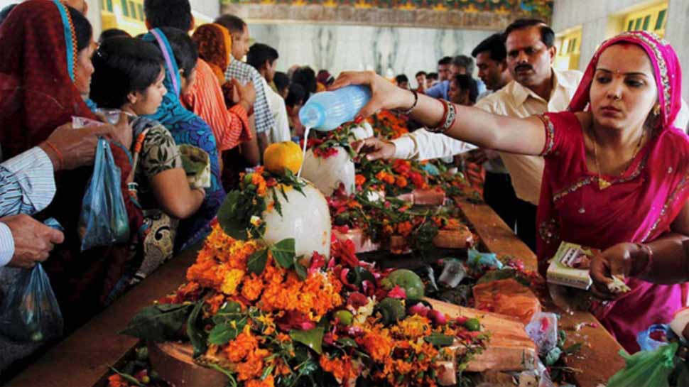 MahaShivratri 2019: महाशिवरात्रि पर भोलेनाथ को इन मंत्रों से करें प्रसन्न, घर में ऐसे करें पूजा-अर्चना