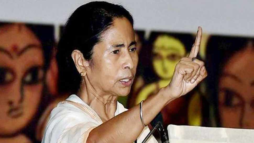 ममता 'दीदी' ने साधा निशाना, कहा- 'देश का इतिहास बदलने की कोशिश कर रही है BJP' ममता 'दीदी' ने साधा निशाना, कहा- 'देश का इतिहास बदलने की कोशिश कर रही है BJP'