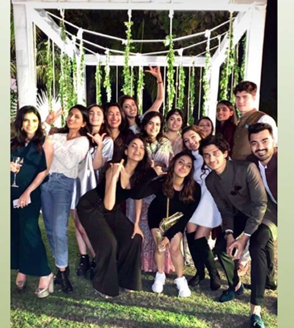 आलिया के दोस्तों की मस्ती Alia With Friend's