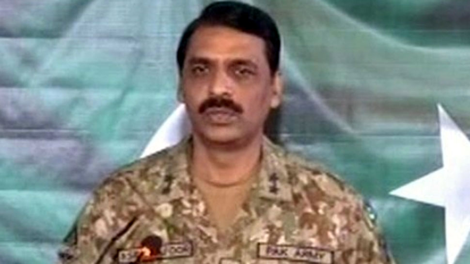 पाकिस्तान आर्मी के प्रवक्ता और इंटर-सर्विसेज पब्लिक रिलेशंस (ISPR) के महानिदेशक मेजर जनरल आसिफ गफूर (फाइल फोटो) पाकिस्तान आर्मी के प्रवक्ता और इंटर-सर्विसेज पब्लिक रिलेशंस (ISPR) के महानिदेशक मेजर जनरल आसिफ गफूर (फाइल फोटो)