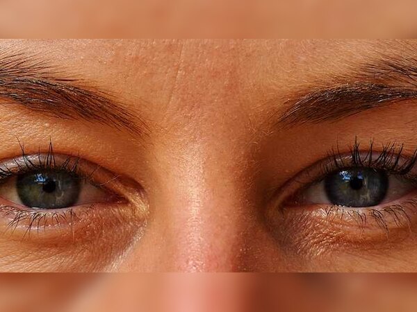 लड़की ने डॉक्टर को बताया कि कोई भी जरूरी मेल न छूटे, इसके लिए उसने मोबाइल की ब्राइटनेस ज्यादा रखना शुरू कर दिया. (फाइल फोटो)