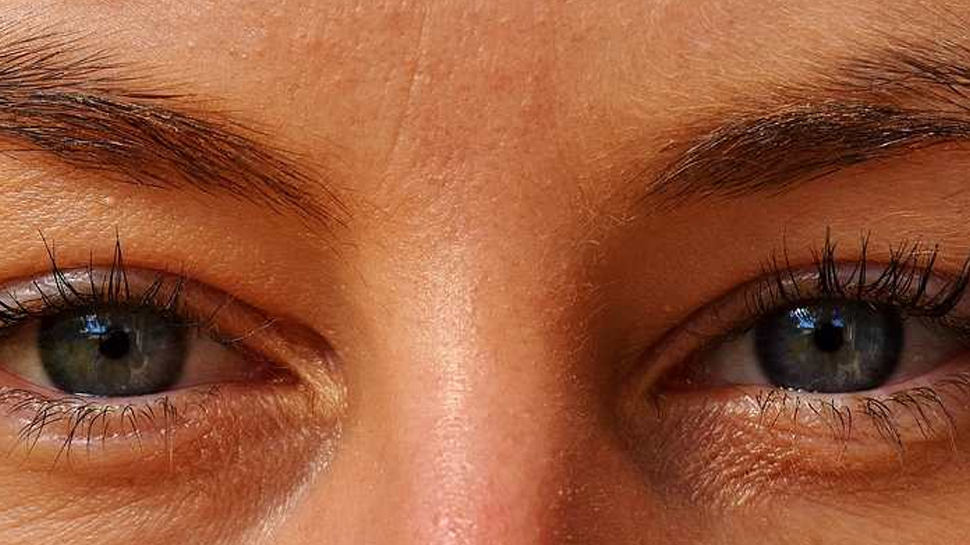 लड़की ने डॉक्टर को बताया कि कोई भी जरूरी मेल न छूटे, इसके लिए उसने मोबाइल की ब्राइटनेस ज्यादा रखना शुरू कर दिया. (फाइल फोटो) लड़की ने डॉक्टर को बताया कि कोई भी जरूरी मेल न छूटे, इसके लिए उसने मोबाइल की ब्राइटनेस ज्यादा रखना शुरू कर दिया. (फाइल फोटो)