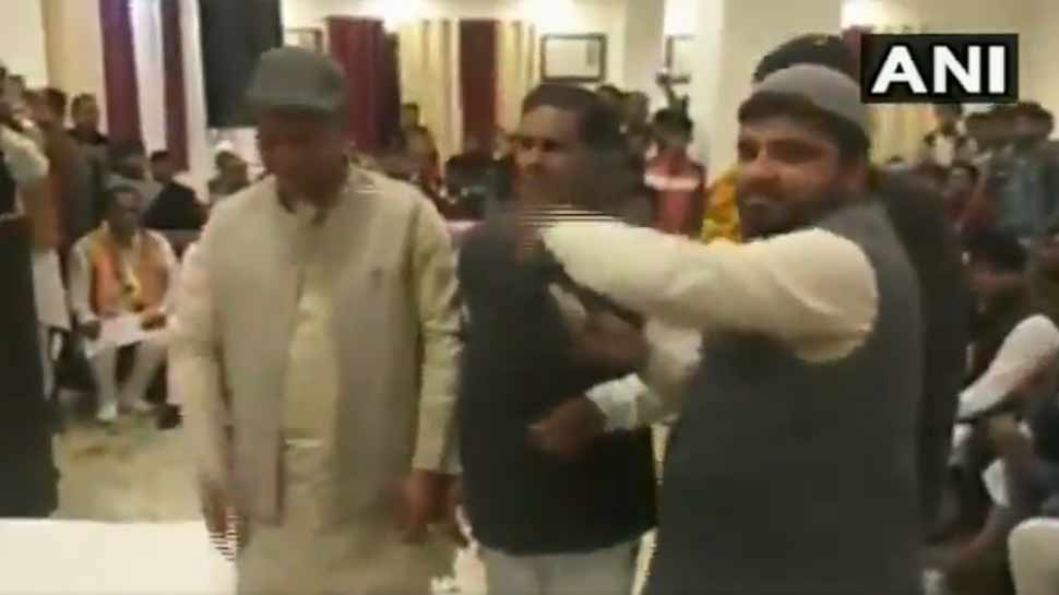 रुड़की: पुलवामा के शहीदों के श्रद्धांजलि कार्यक्रम में कांग्रेस नेताओं ने उड़ाए नोट, VIDEO VIRAL रुड़की: पुलवामा के शहीदों के श्रद्धांजलि कार्यक्रम में कांग्रेस नेताओं ने उड़ाए नोट, VIDEO VIRAL