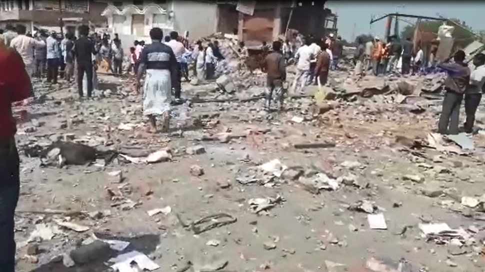 भदोही: पटाखा व्यवयासी के घर में विस्फोट से 10 लोगों की मौत, NDRF की टीम मौके पर पहुंची भदोही: पटाखा व्यवयासी के घर में विस्फोट से 10 लोगों की मौत, NDRF की टीम मौके पर पहुंची