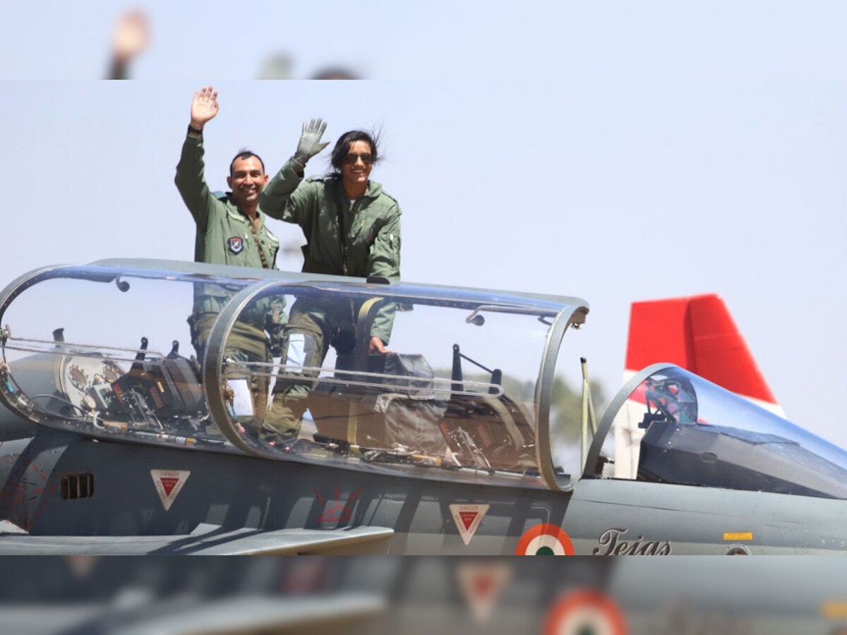 सिंधु ने एरो इंडिया शो के दौरान भारत में बने हल्के लड़ाकू विमान (एलसीए) तेजस में उड़ान भरी.