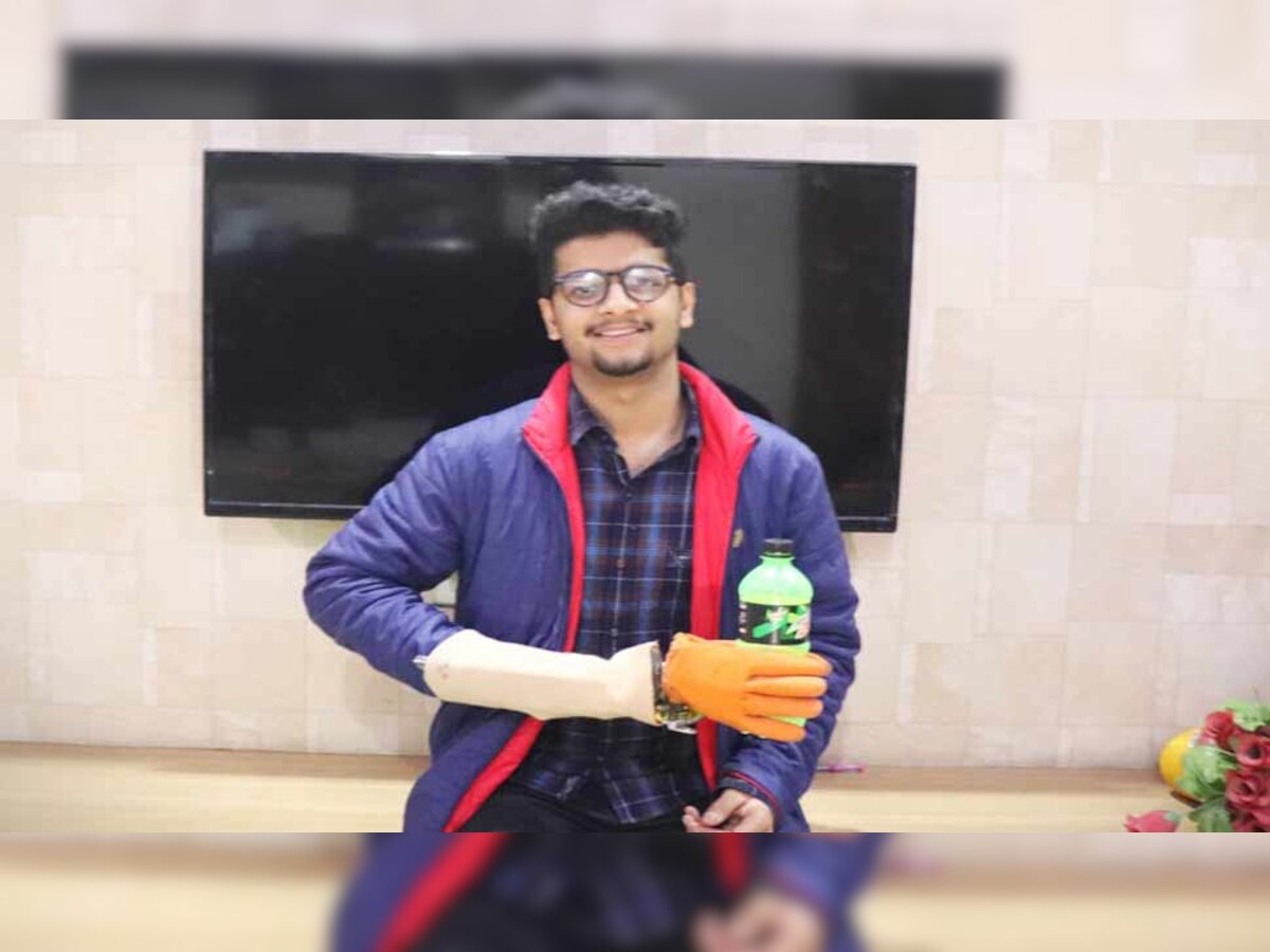 दिव्यांग दोस्त के लिए इस छात्र ने वेस्ट मटेरियल से बना दिया कृत्रिम रोबोटिक हाथ