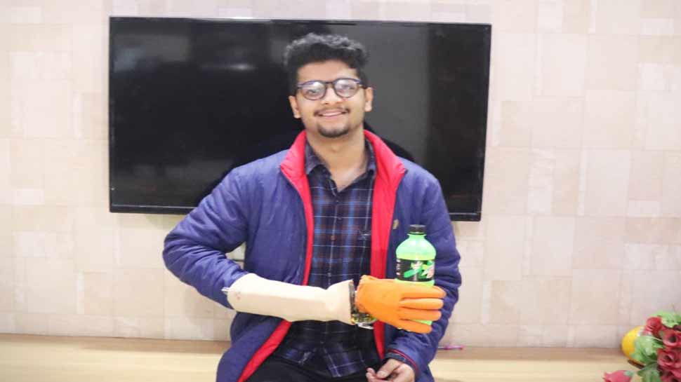 दिव्यांग दोस्त के लिए इस छात्र ने वेस्ट मटेरियल से बना दिया कृत्रिम रोबोटिक हाथ दिव्यांग दोस्त के लिए इस छात्र ने वेस्ट मटेरियल से बना दिया कृत्रिम रोबोटिक हाथ
