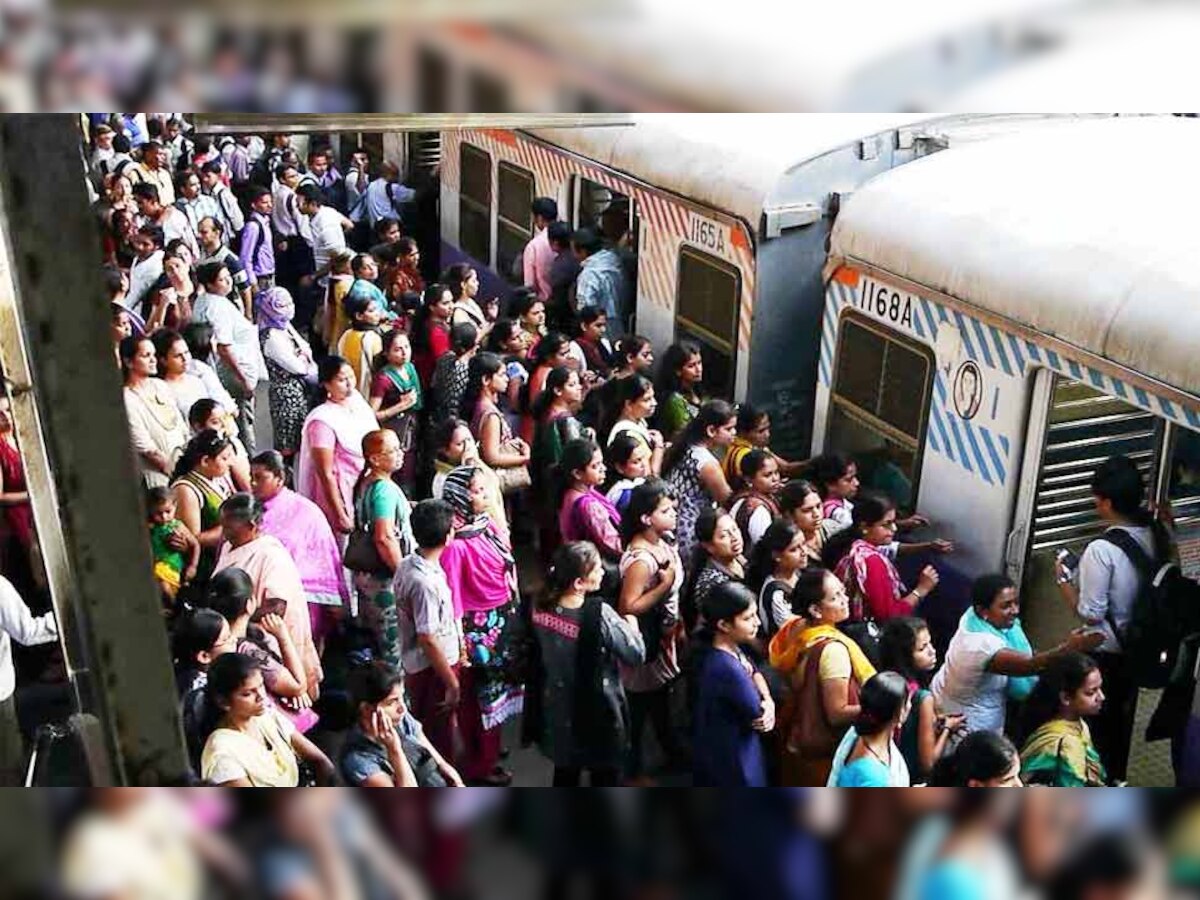 ट्रेन के चलते ही महिला का हुआ मौत से सामना, VIDEO में देखें 'मसीहा' ने कैसे बचाया