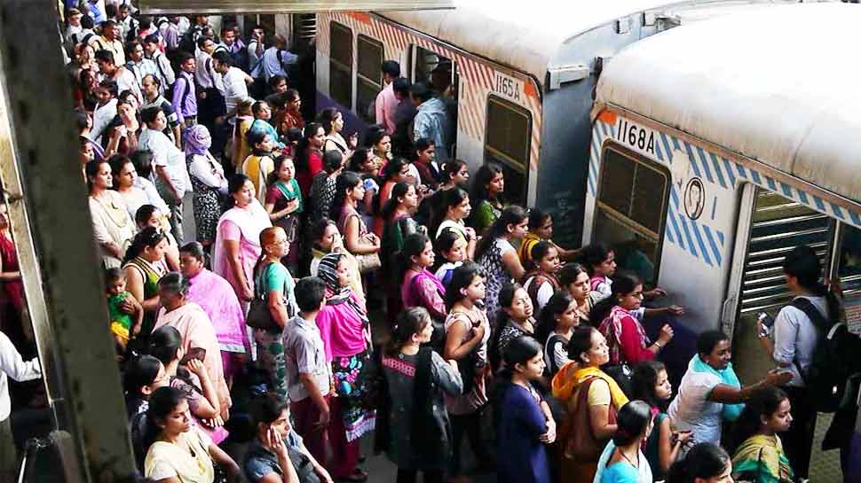 ट्रेन के चलते ही महिला का हुआ मौत से सामना, VIDEO में देखें 'मसीहा' ने कैसे बचाया ट्रेन के चलते ही महिला का हुआ मौत से सामना, VIDEO में देखें 'मसीहा' ने कैसे बचाया
