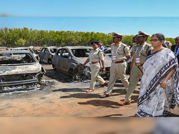 रक्षा मंत्री निर्मला सीतारमण बेंगलुरु घटना स्थल पर गई थी. (फोटो साभारः PTI)