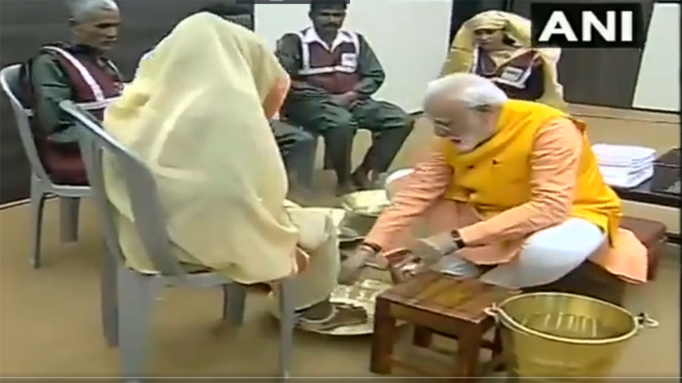 VIDEO: प्रधानमंत्री मोदी ने कुंभ में पेश की मिसाल, स्वच्छता कर्मियों के धोए पैर और दिया सम्मान VIDEO: प्रधानमंत्री मोदी ने कुंभ में पेश की मिसाल, स्वच्छता कर्मियों के धोए पैर और दिया सम्मान