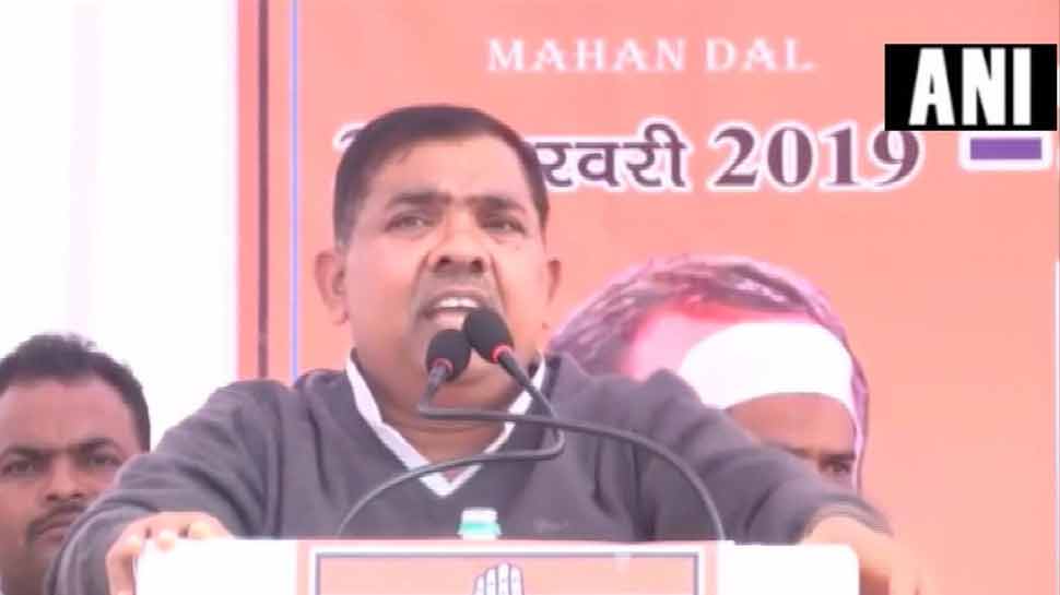 महान दल के अध्यक्ष समर्थकों से बोले, 'कोई पाकिस्तान से आकर लड़े चुनाव तो भी कांग्रेस को वोट देना'