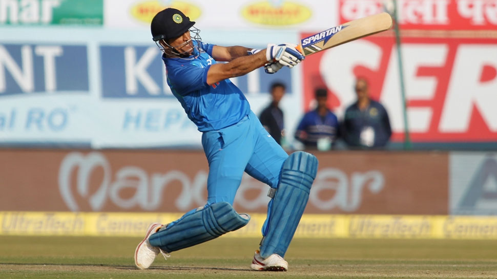 INDvsAUS: 29 रन बनाकर भी ट्रोल हुए एमएस धोनी, 10 साल की सबसे धीमी बैटिंग की INDvsAUS: 29 रन बनाकर भी ट्रोल हुए एमएस धोनी, 10 साल की सबसे धीमी बैटिंग की