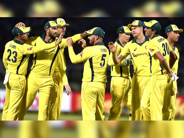 भारतीय ओपनर केएल राहुल को आउट करने वाले नाथन कूल्टर नाइल को बधाई देते हुए ऑस्ट्रेलिया के खिलाड़ी. (फोटो: PTI) 