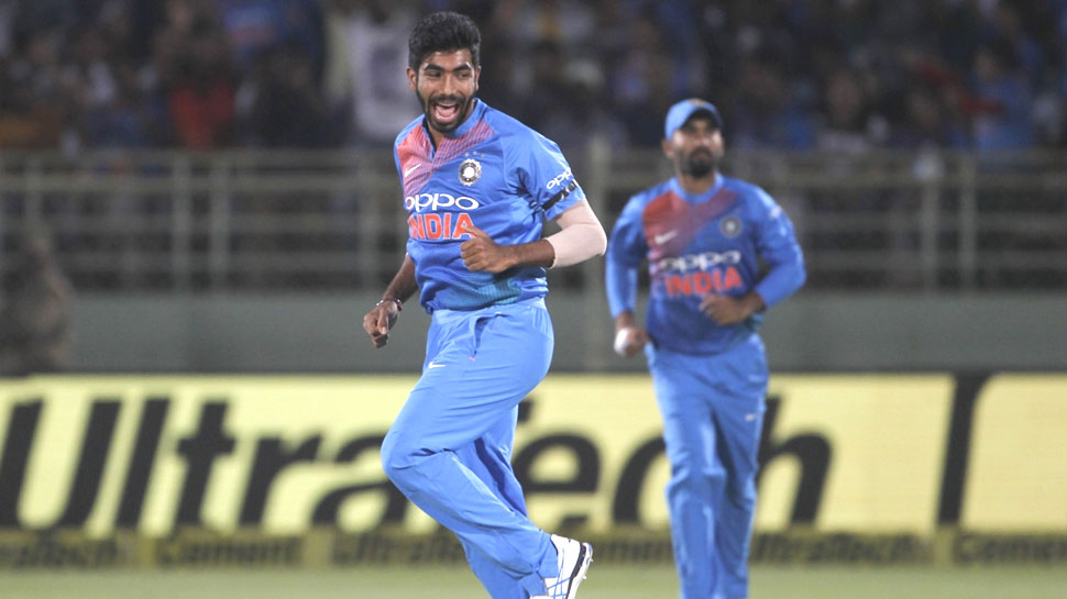 बुमराह ने 19वें ओवर में शानदार गेंदबाजी से केवल दो रन दिए और भारत को मैच में वापसी कराई. (फोटो साभार: IANS) बुमराह ने 19वें ओवर में शानदार गेंदबाजी से केवल दो रन दिए और भारत को मैच में वापसी कराई. (फोटो साभार: IANS)