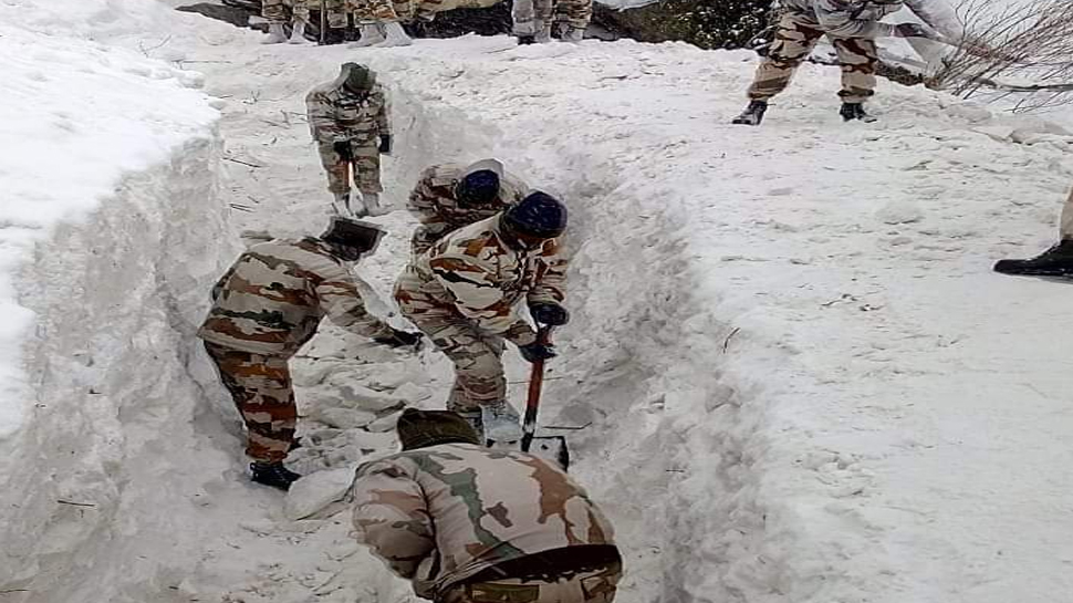 हिमाचल प्रदेश : हिमस्खलन के 5 दिन बाद भी लापता पांच जवानों का नहीं मिला सुराग हिमाचल प्रदेश : हिमस्खलन के 5 दिन बाद भी लापता पांच जवानों का नहीं मिला सुराग