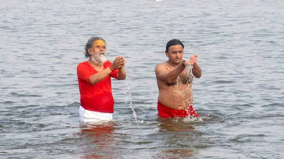 अखिलेश यादव दिखें 'रामनामी पटके' के साथ, BJP ने याद दिलाया अयोध्या गोलीकांड