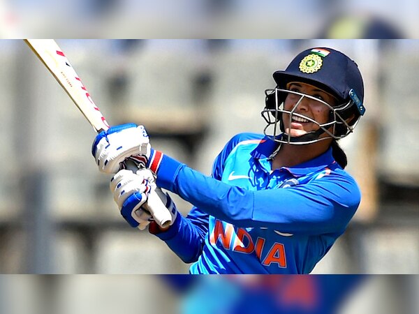 स्मृति मंधाना ने 55 इंटरनेशनल टी20 मैच खेले हैं. उन्होंने इन मैचों में 1226 रन बनाए हैं. (फोटो: PTI)