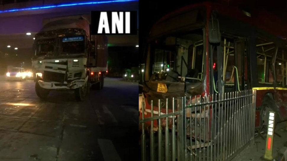 दिल्ली: ITO फ्लाईओवर के पास DTC बस-ट्रक में टक्कर, एक की मौत, 15 यात्री घायल