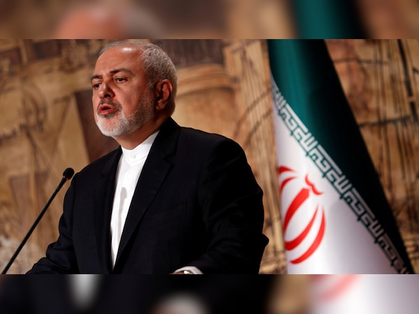 जवाद जरीफ का इंस्टाग्राम पर इस्तीफा देना उनके सरकार में असहज स्थिति को बयां करता है.   (फोटो: Reuters)