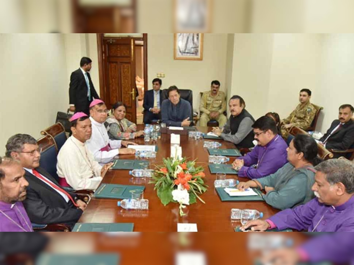 पाकिस्तान के पीएम इमरान खान ने बैठक बुलाई.