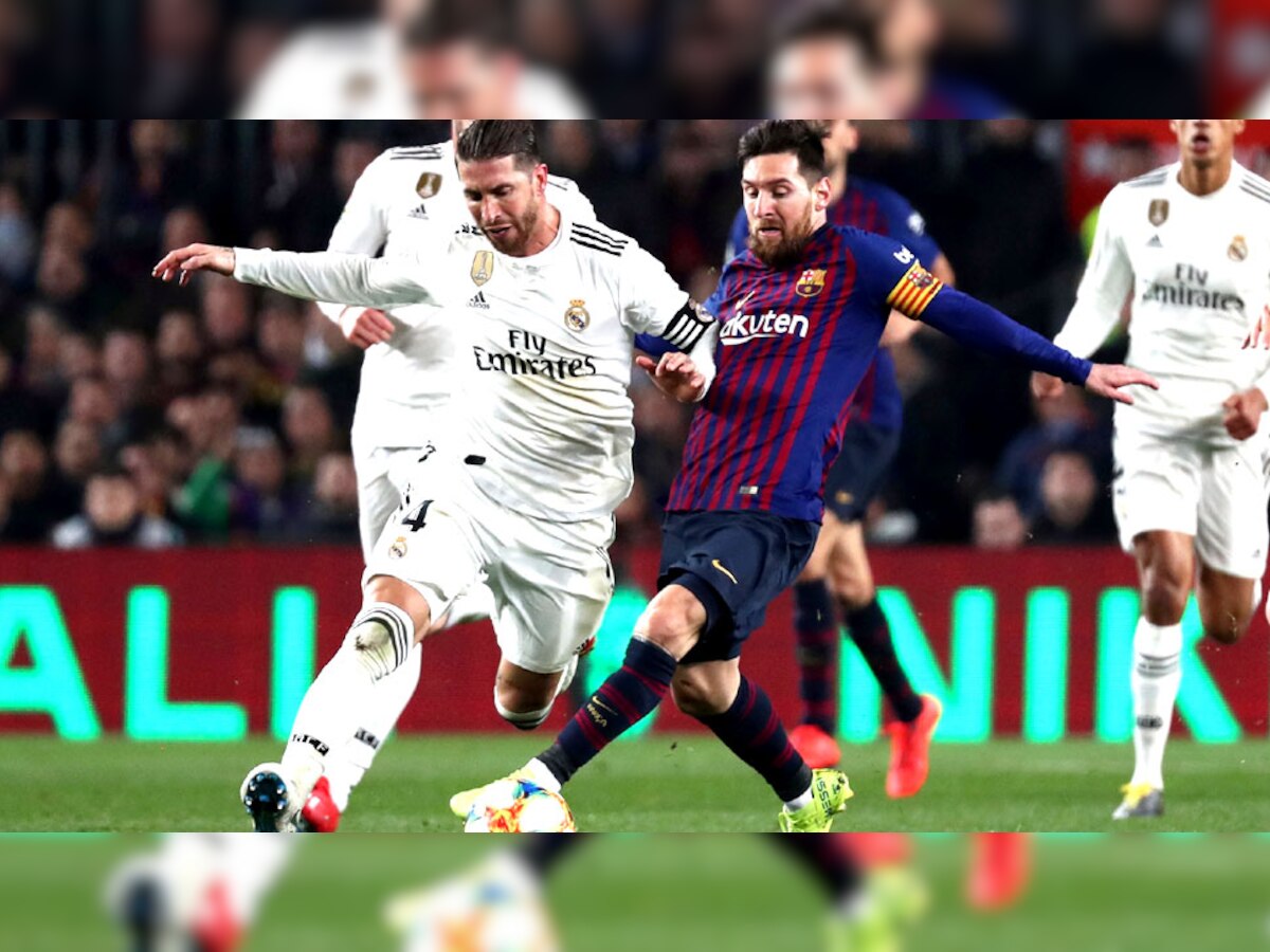 बार्सिलोना के लियोनेम मेसी रियल मैड्रिड के खिलाड़ियों से बॉल छीनने की कोशिश करते हुए. (फोटो: Reuters) 
