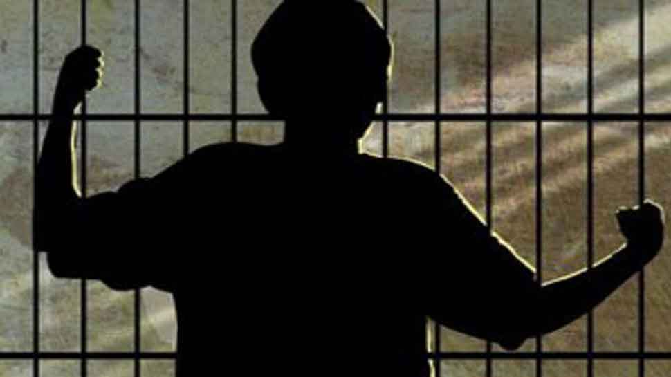MP: सिमी के 5 आतंकियों को कोर्ट ने सुनाई उम्रकैद की सजा, लगाया इतने का जुर्माना MP: सिमी के 5 आतंकियों को कोर्ट ने सुनाई उम्रकैद की सजा, लगाया इतने का जुर्माना