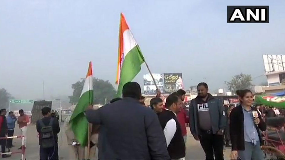 तिरंगा थामे दिखे लोग slogans before the arrival of Indian Air Force pilot Wagah border-3