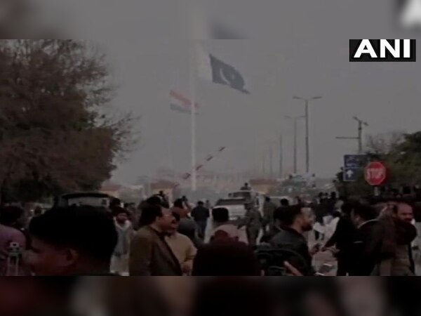 विंग कमांडर अभिनंदन के स्‍वागत के लिए वाघा बॉर्डर पर सैकड़ों लोग मौजूद हैं. फोटो IANS