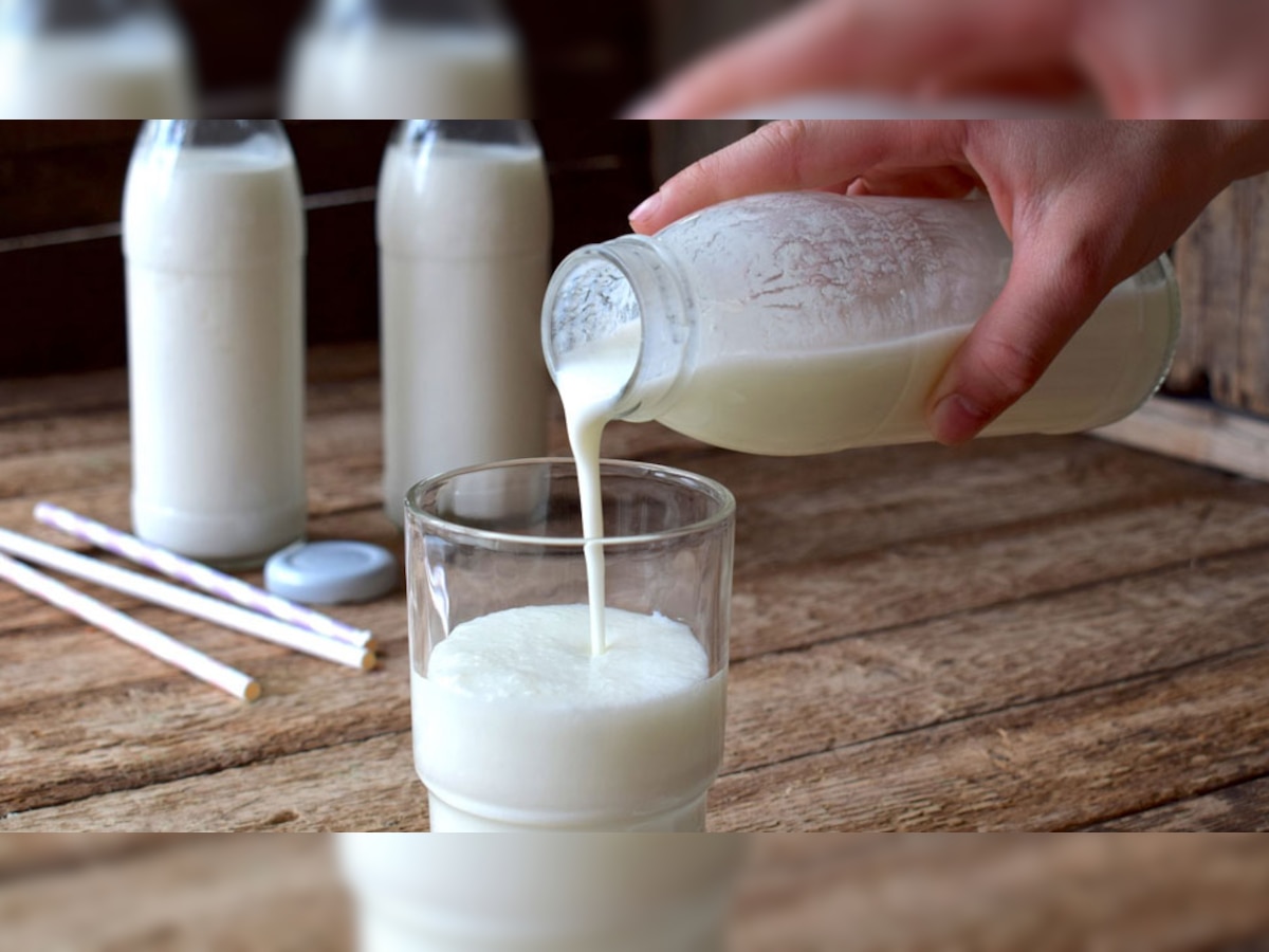 फटे हुए दूध को बेसन, हल्दी और चंदन में मिलाकर अपने चेहरे पर भी लगा सकते हैं.