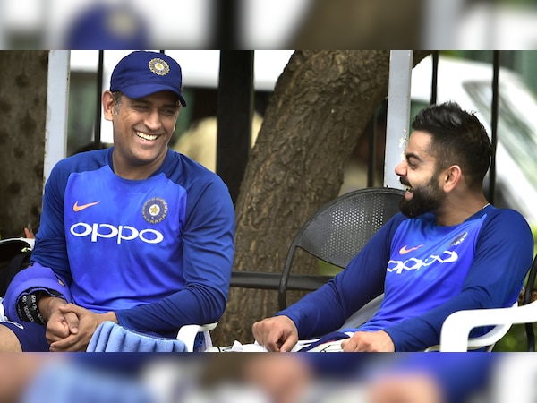 एमएस धोनी और विराट कोहली हैदराबाद के राजीव गांधी इंटरनेशनल स्टेडियम में नेट प्रैक्टिस के बाद. (फोटो: PTI) 