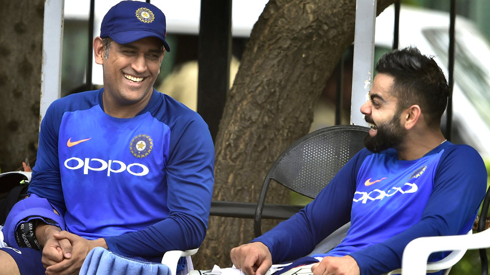 एमएस धोनी और विराट कोहली हैदराबाद के राजीव गांधी इंटरनेशनल स्टेडियम में नेट प्रैक्टिस के बाद. (फोटो: PTI) एमएस धोनी और विराट कोहली हैदराबाद के राजीव गांधी इंटरनेशनल स्टेडियम में नेट प्रैक्टिस के बाद. (फोटो: PTI)