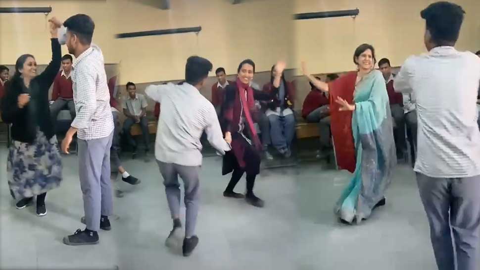 VIDEO: इस स्टूडेंट ने अपने डांस से किया पूरे क्लास को EMOTIONAL, टीचर्स ने भी दिया साथ