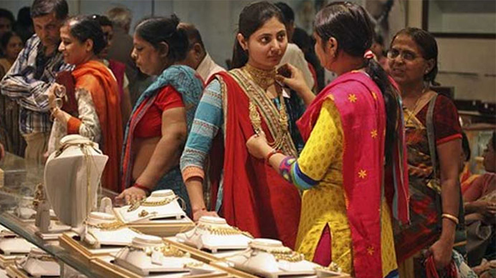 लगातार तीसरे दिन सोने में बड़ी गिरावट, एक हजार रुपये से ज्यादा गिरे दाम लगातार तीसरे दिन सोने में बड़ी गिरावट, एक हजार रुपये से ज्यादा गिरे दाम