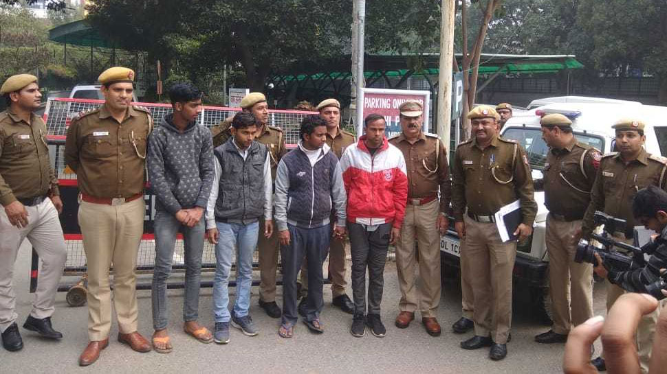 दिल्ली के सरिता विहार में बोरी में बंद मिली लाश के मामले में 4 आरोपी गिरफ्तार दिल्ली के सरिता विहार में बोरी में बंद मिली लाश के मामले में 4 आरोपी गिरफ्तार