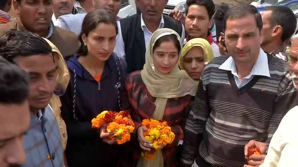 अमेरिका से ऑस्कर पुरस्कार लेकर हापुड़ पहुंचीं स्नेह और सुमन, जोरदार स्वागत अमेरिका से ऑस्कर पुरस्कार लेकर हापुड़ पहुंचीं स्नेह और सुमन, जोरदार स्वागत