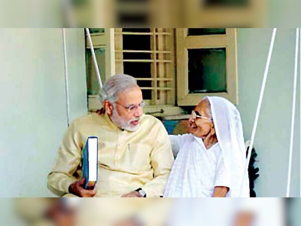 अपनी मां हीरा बा के साथ पीएम नरेंद्र मोदी (फाइल फोटो)