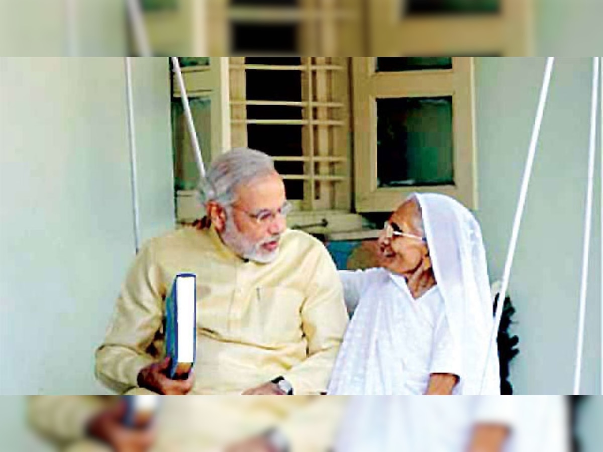 PM मोदी पहुंचे मां से मिलने, परिवार के सदस्‍यों के साथ गुजारे 30 मिनट 