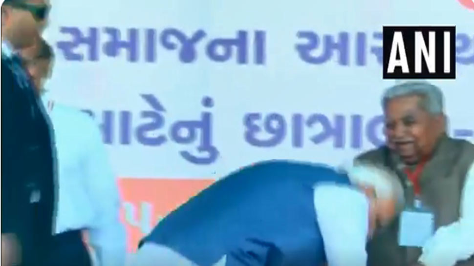 VIDEO: जब PM मोदी ने गुजरात के पूर्व CM केशुभाई पटेल के पैर छूकर लिया आशीर्वाद VIDEO: जब PM मोदी ने गुजरात के पूर्व CM केशुभाई पटेल के पैर छूकर लिया आशीर्वाद