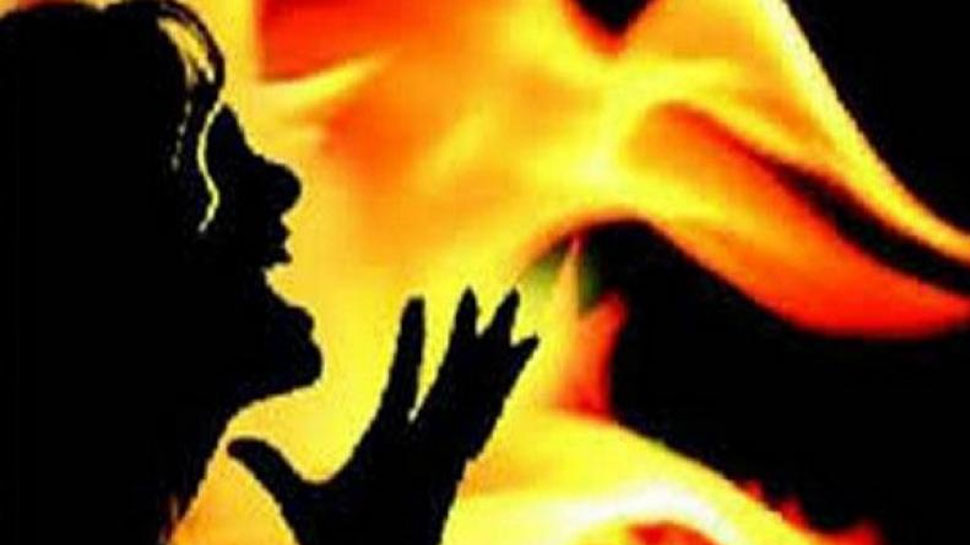 बलात्कार करके महिला को आग लगाई, पीड़िता ने आरोपी को लपटों में खींचा, मौत