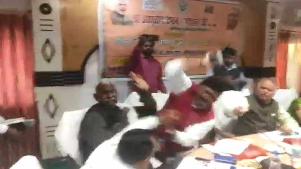 VIDEO:भरी सभा में BJP सांसद को आया गुस्सा,अपनी ही पार्टी के विधायक को जूतों से पीटा VIDEO:भरी सभा में BJP सांसद को आया गुस्सा,अपनी ही पार्टी के विधायक को जूतों से पीटा