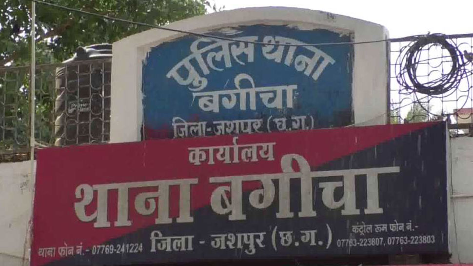 नकल रोकने आए उड़नदस्ते की टीम ने बच्चों के उतरवाए कपड़े, शर्मिंदगी में छात्रा ने की खुदकुशी नकल रोकने आए उड़नदस्ते की टीम ने बच्चों के उतरवाए कपड़े, शर्मिंदगी में छात्रा ने की खुदकुशी