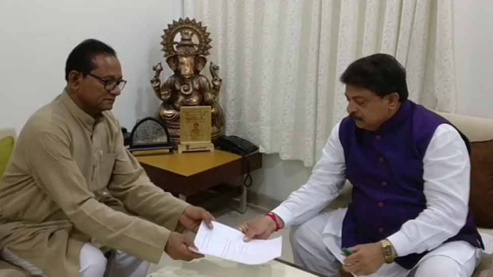 गुजरात: एक ही दिन में कांग्रेस को डबल झटका, एक और विधायक साबरिया ने दिया इस्तीफा