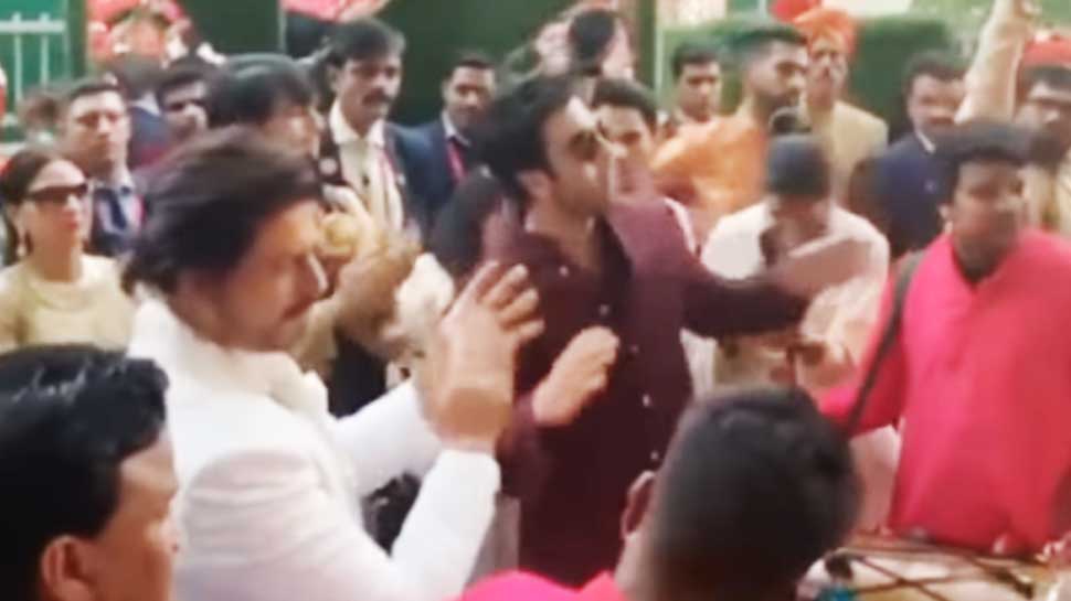 आकाश और श्लोका की शादी में शाहरुख और रणबीर ने लगाए ठुमके, देखें VIDEO आकाश और श्लोका की शादी में शाहरुख और रणबीर ने लगाए ठुमके, देखें VIDEO