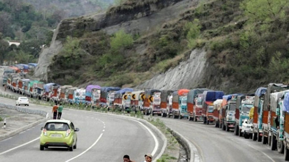 पेट्रोलियम उत्पाद लेकर कश्मीर पहुंचे 1,000 टैंकर, अब हो पाएगी रोजमर्रा के सामान की सप्लाई पेट्रोलियम उत्पाद लेकर कश्मीर पहुंचे 1,000 टैंकर, अब हो पाएगी रोजमर्रा के सामान की सप्लाई