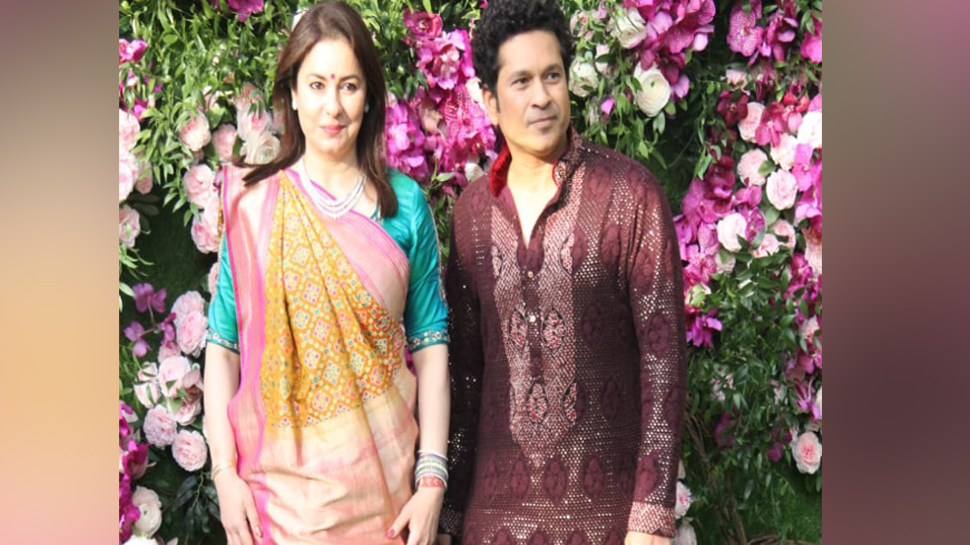 आकाश अंबानी और श्लोका मेहता की शादी में पहुंचे कई क्रिकेटर्स, हार्दिक-सचिन बने बाराती आकाश अंबानी और श्लोका मेहता की शादी में पहुंचे कई क्रिकेटर्स, हार्दिक-सचिन बने बाराती