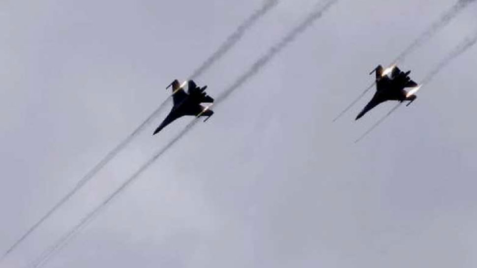 पाकिस्तान ने फिर किया अपना बचाव, कहा, 'भारत ने नहीं गिराया हमारा F-16 लड़ाकू विमान' पाकिस्तान ने फिर किया अपना बचाव, कहा, 'भारत ने नहीं गिराया हमारा F-16 लड़ाकू विमान'
