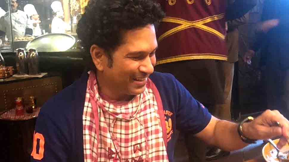 VIDEO: सचिन तेंदुलकर ने मां के लिए बनाया बैंगन का भर्ता, तभी चाकू से कट गई उंगली! VIDEO: सचिन तेंदुलकर ने मां के लिए बनाया बैंगन का भर्ता, तभी चाकू से कट गई उंगली!
