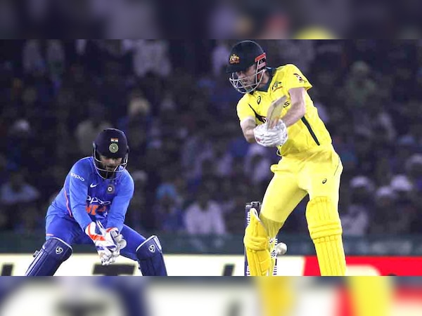 26 साल के एश्टन टर्नर ने अपने दूसरे वनडे में ही अर्धशतक बनाया. वे मैन ऑफ द मैच चुने गए. (फोटो: IANS)